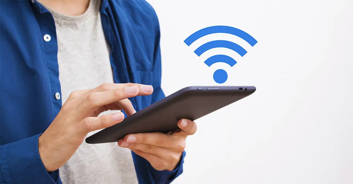 Mano sosteniendo smartphone para revisar dispositivos conectados a la red WiFi.