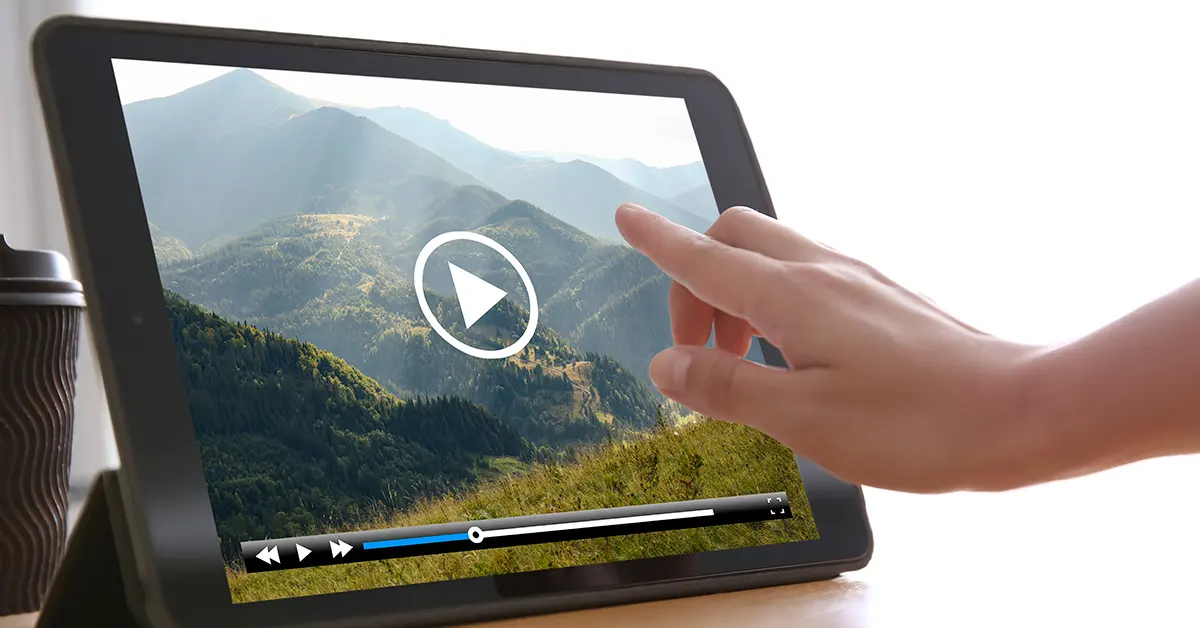 Una tablet en primer plano mostrando la interfaz de una plataforma de streaming.