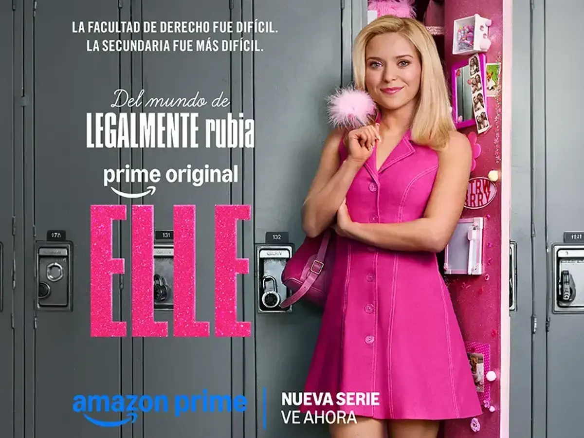 Elle posa con vestido rosa frente a casilleros escolares