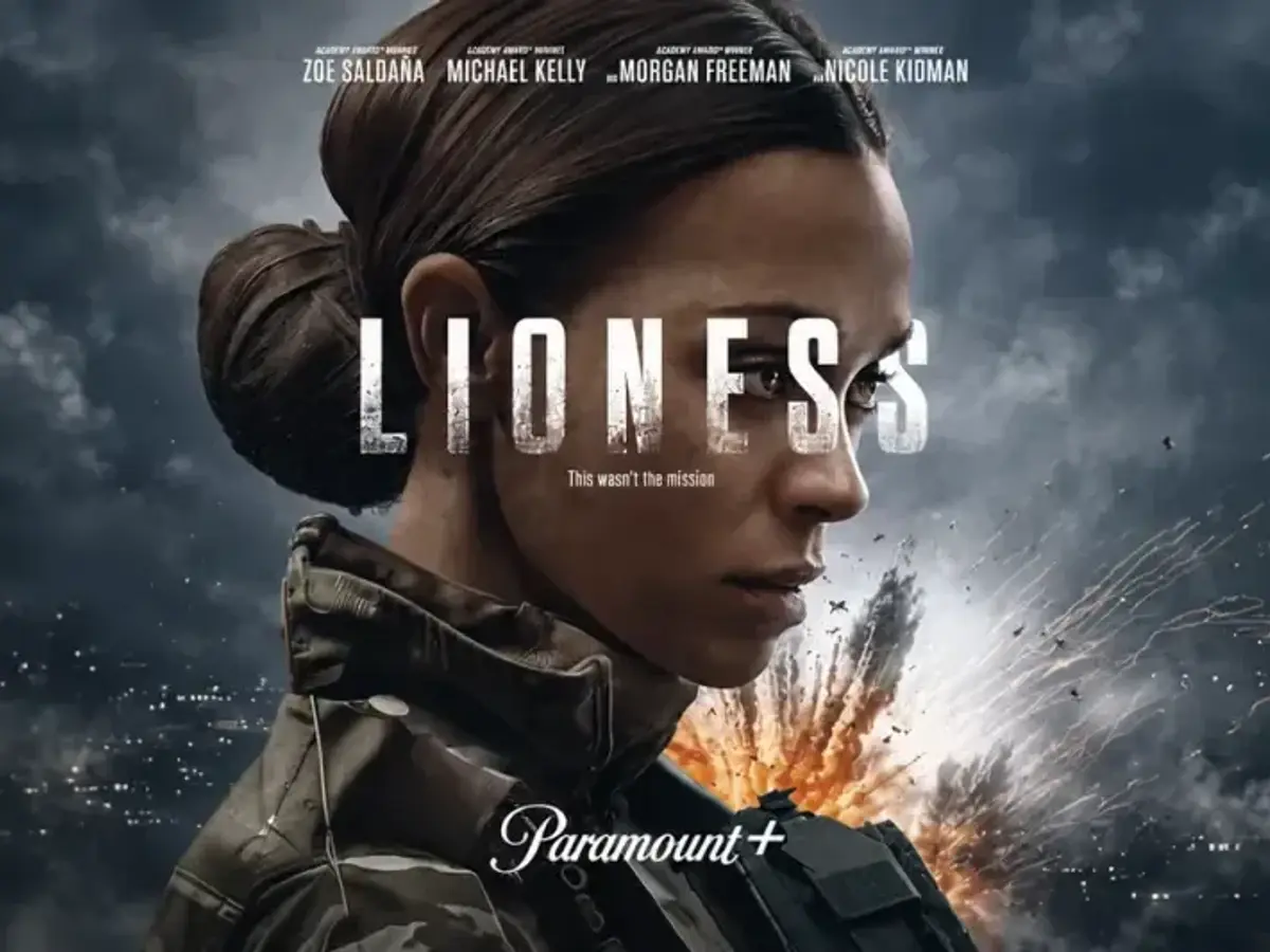 Zoe Saldaña de perfil con uniforme militar frente a una explosión en el póster de Lioness.