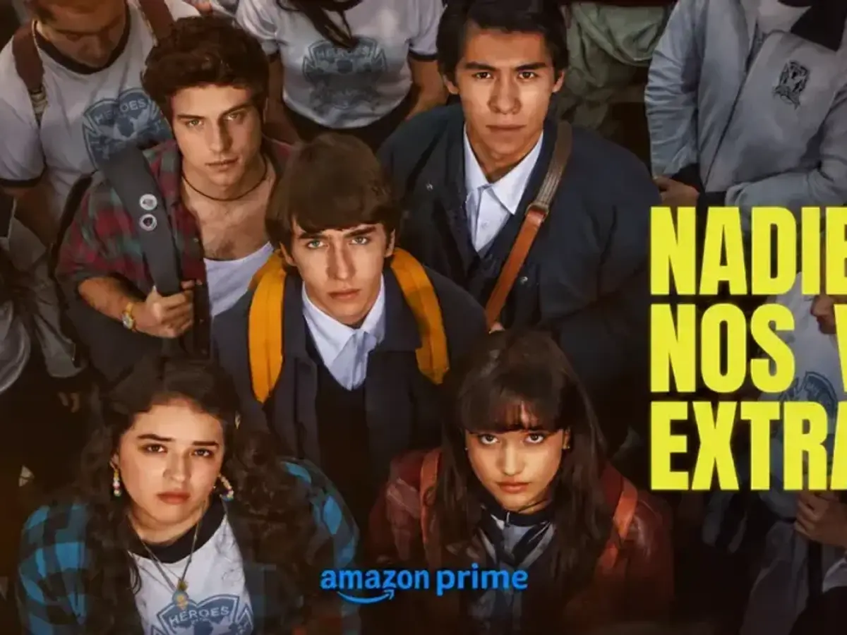 Los protagonistas de Nadie nos va a extrañar miran hacia arriba entre una multitud de estudiantes.